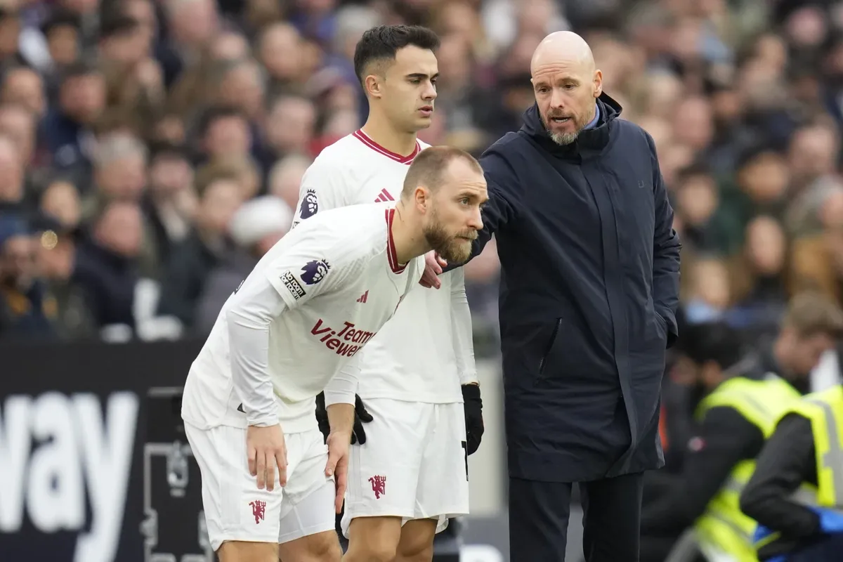 West Ham vs Man Utd: Cuộc đấu căng thẳng khi Quỷ Đỏ vắng h&agrave;ng loạt sao! - Ảnh 1.