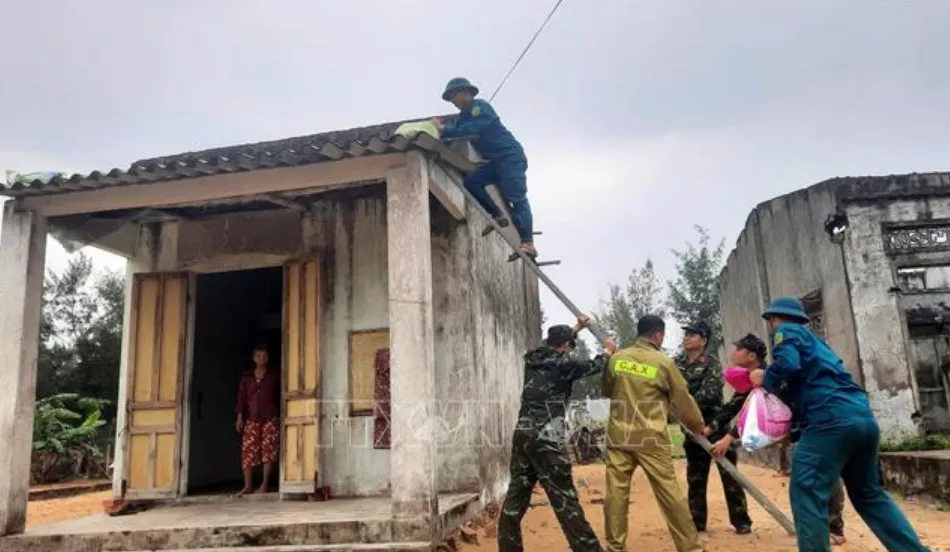 Nhiều tỉnh miền Trung cấm biển, đ&oacute;ng cửa s&acirc;n bay ứng ph&oacute; b&atilde;o số 6 - Ảnh 1.