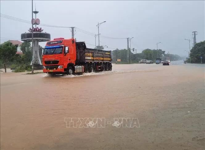 Bão số 6 gây mưa lớn, nhiều xã ở huyện Vĩnh Linh, Quảng Trị mất điện - Ảnh 2.