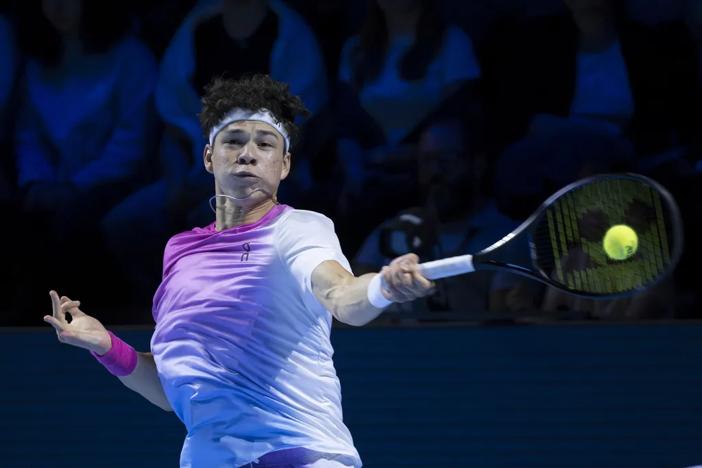 Mpetshi Perricard v&agrave; Ben Shelton v&agrave;o chung kết giải quần vợt Basel mở rộng - Ảnh 3.