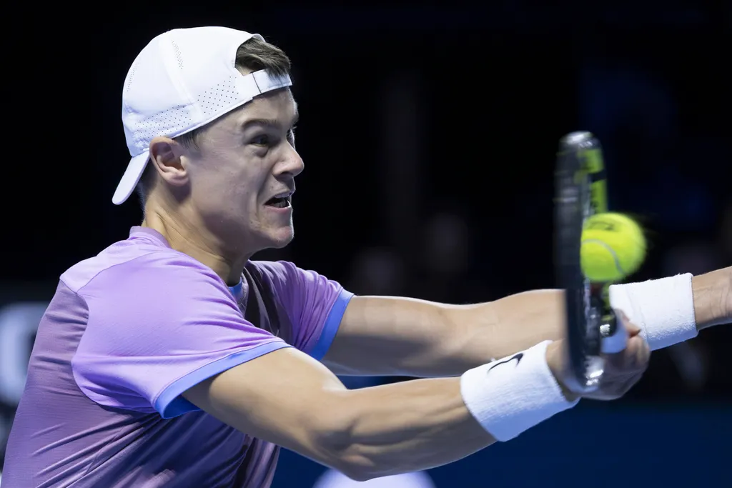 Mpetshi Perricard v&agrave; Ben Shelton v&agrave;o chung kết giải quần vợt Basel mở rộng - Ảnh 1.