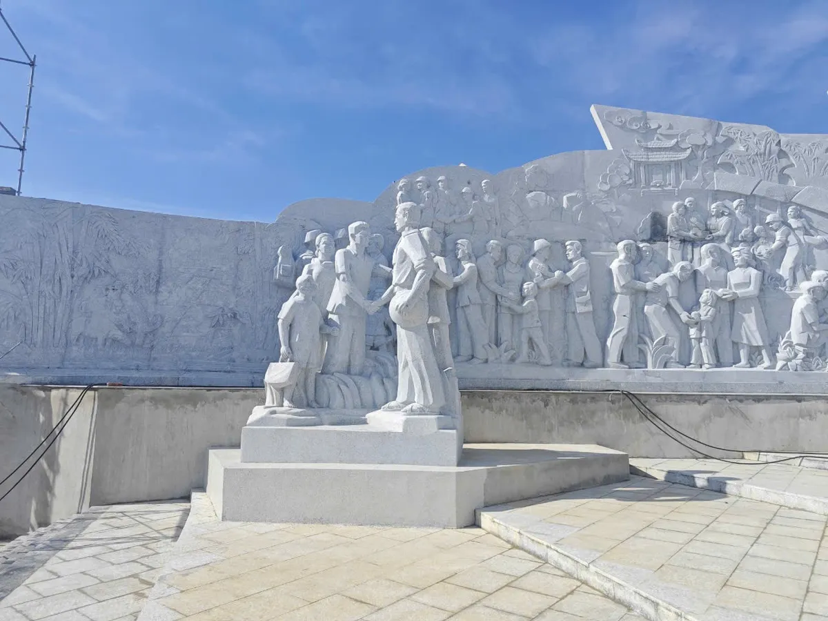 Tượng đ&agrave;i Con t&agrave;u tập kết ra Bắc - biểu tượng của lịch sử - Ảnh 3.