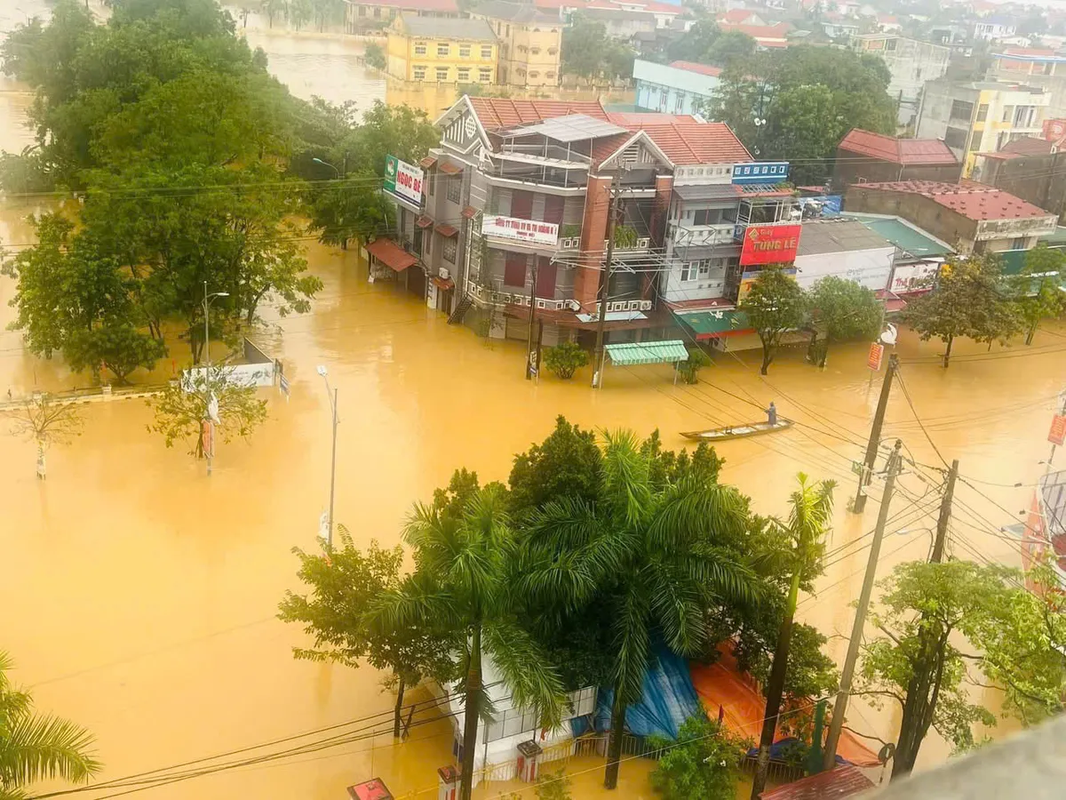 Quảng Bình: Hơn 15.000 ngôi nhà bị ngập do nước lũ lên nhanh - Ảnh 1.