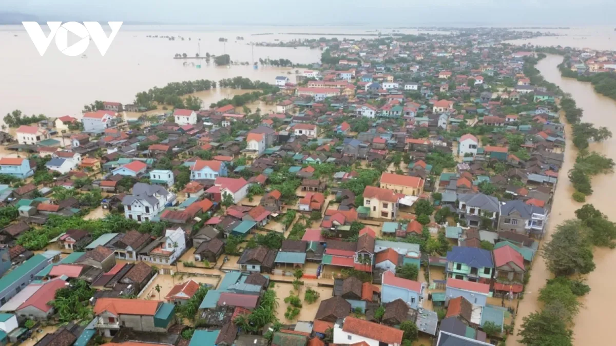 Lũ ở Quảng Bình đặc biệt lớn, nhiều nhà ngập tới nóc - Ảnh 1.