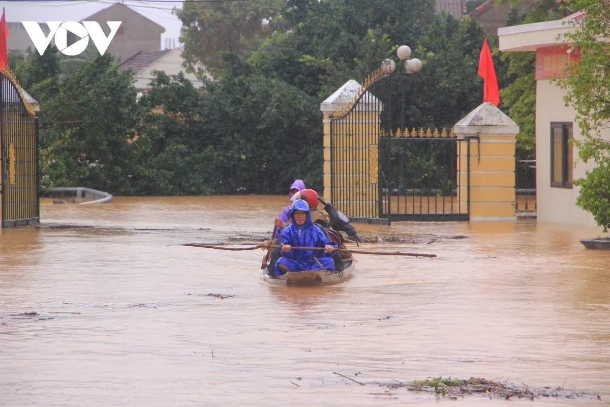 Lũ ở Quảng Bình đặc biệt lớn, nhiều nhà ngập tới nóc - Ảnh 3.