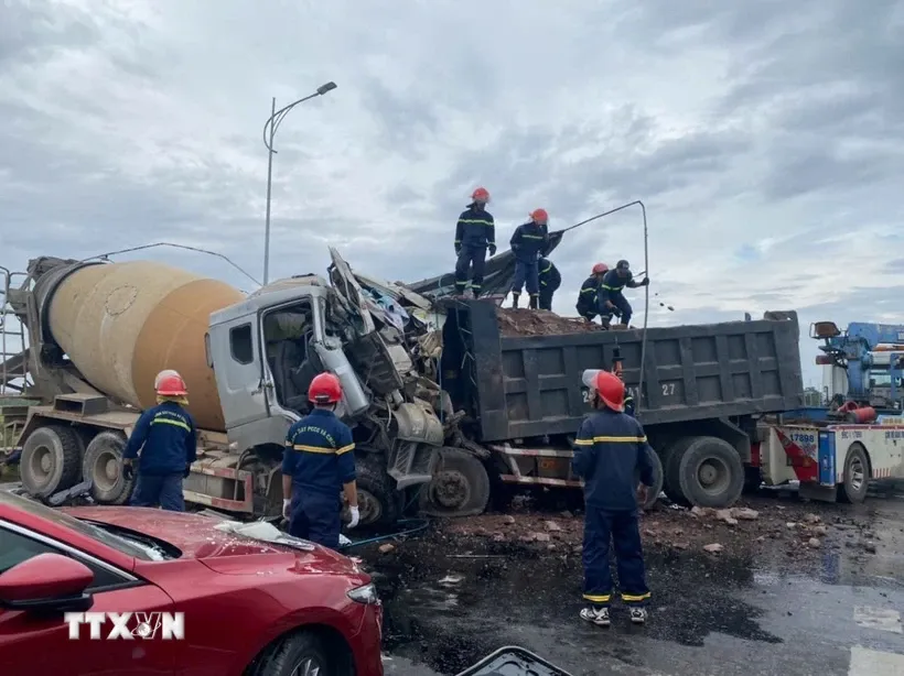Vụ tai nạn li&ecirc;n ho&agrave;n tại Bắc Ninh: 2 t&agrave;i xế bị kẹt trong cabin đ&atilde; tử vong - Ảnh 1.