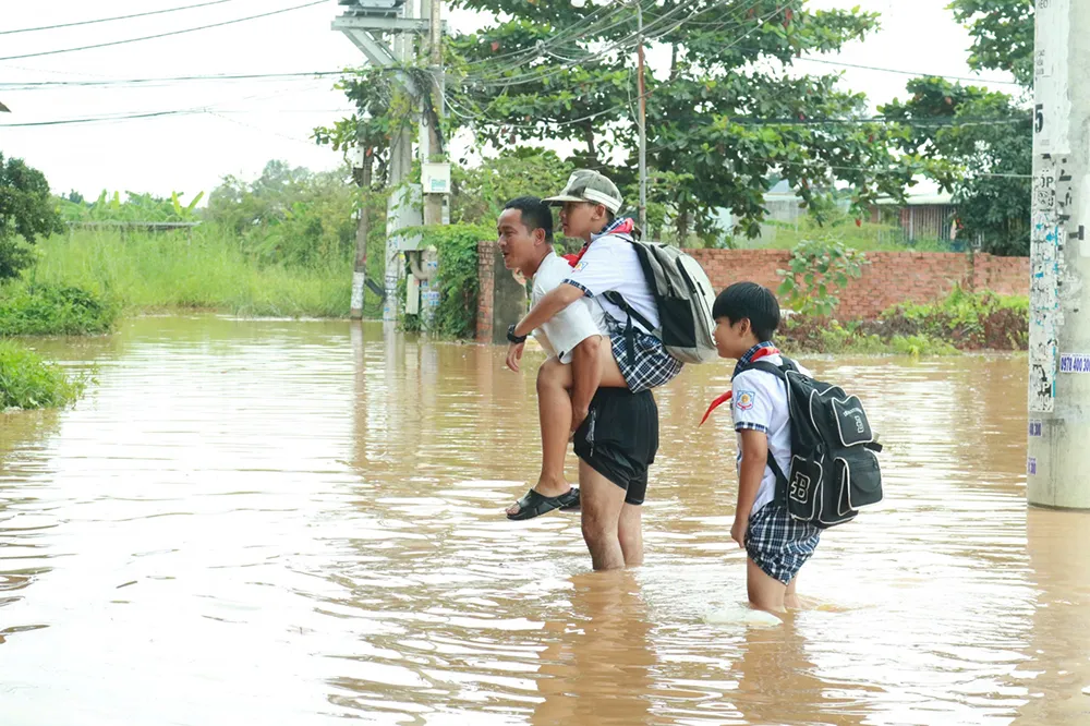 Hàng trăm nhà dân ở Đồng Nai bị ngập nước do hoàn lưu bão Trami - Ảnh 1.