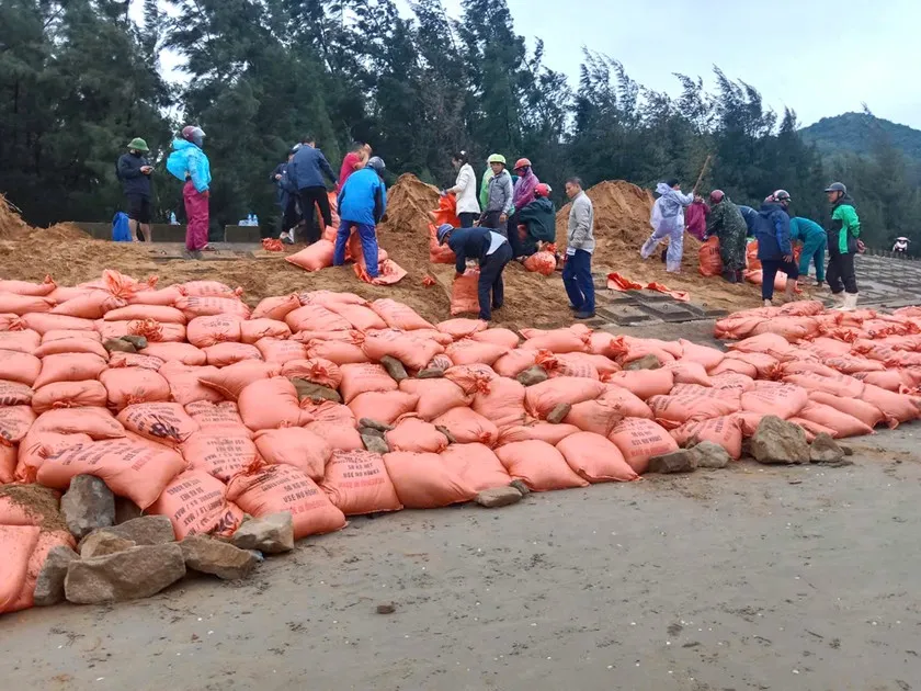 Huy động 150 người gia cố k&egrave; biển bị x&oacute;i lở ở H&agrave; Tĩnh - Ảnh 1.