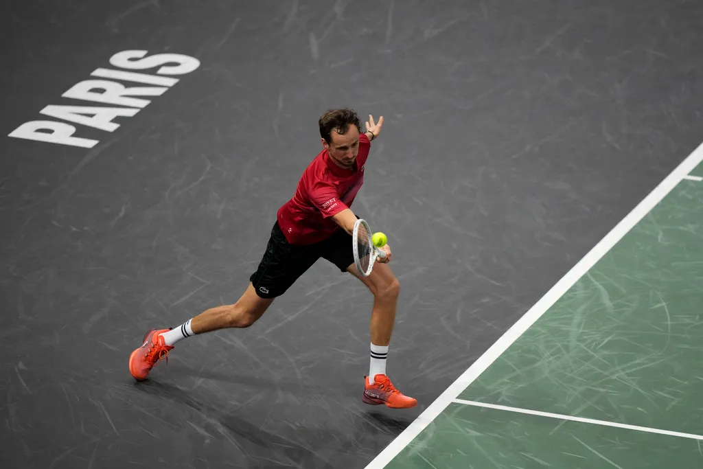 Daniil Medvedev dừng bước tại v&ograve;ng 2 Paris Masters - Ảnh 1.