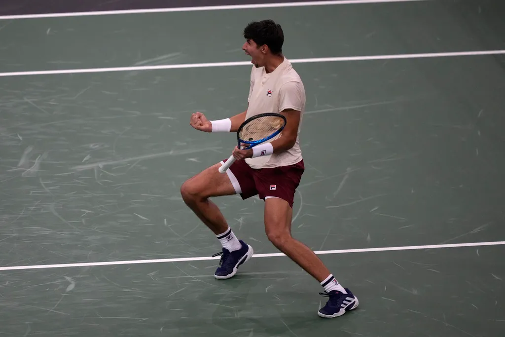 Daniil Medvedev dừng bước tại v&ograve;ng 2 Paris Masters - Ảnh 2.