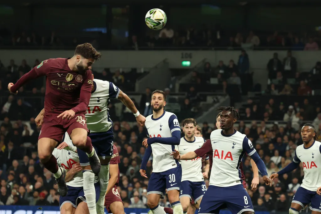 Bốc thăm tứ kết C&uacute;p Li&ecirc;n đo&agrave;n Anh: Man Utd gặp kh&oacute;, Arsenal v&agrave; Liverpool dễ thở - Ảnh 1.