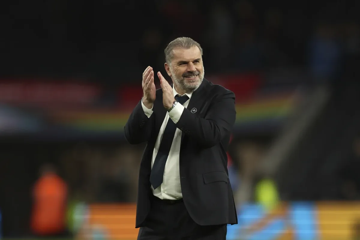 Micky van de Ven rơi nước mắt v&igrave; chấn thương đau l&ograve;ng trước Man City - Ảnh 1.