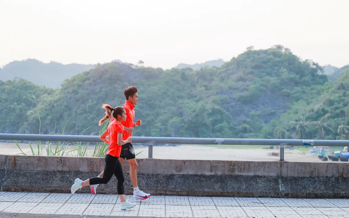 Giải marathon quốc tế VTV LPBank 2024: Rực rỡ sắc màu hoàng hôn Cát Bà - Ảnh 1. Giải marathon quốc tế VTV LPBank 2024: Rực rỡ sắc màu hoàng hôn Cát Bà - Ảnh 1.