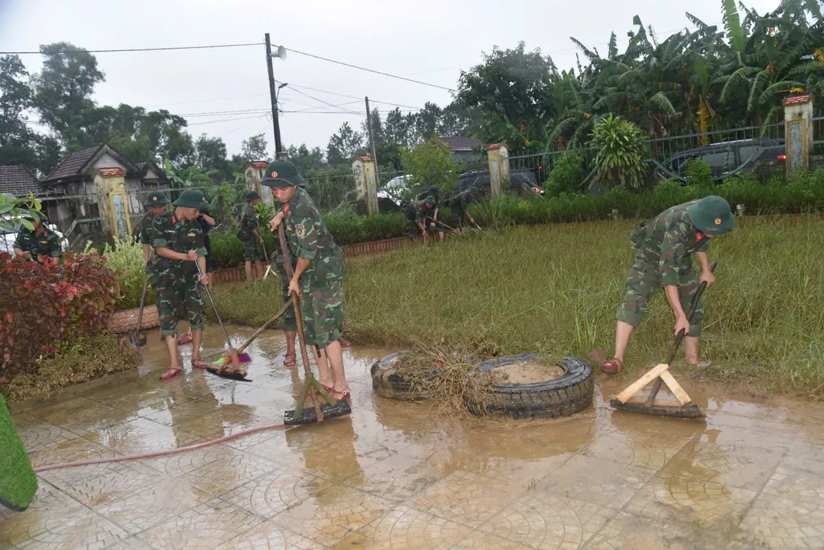 Hơn 5.000 cán bộ, chiến sĩ Quân khu 4 giúp dân khắc phục hậu quả mưa lũ - Ảnh 1.