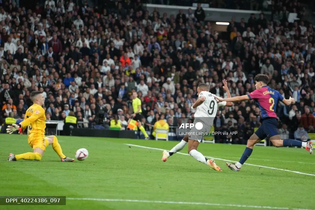 Sao trẻ l&ograve; La Masia su&yacute;t nữa đ&atilde; gia nhập Manchester United - Ảnh 1.