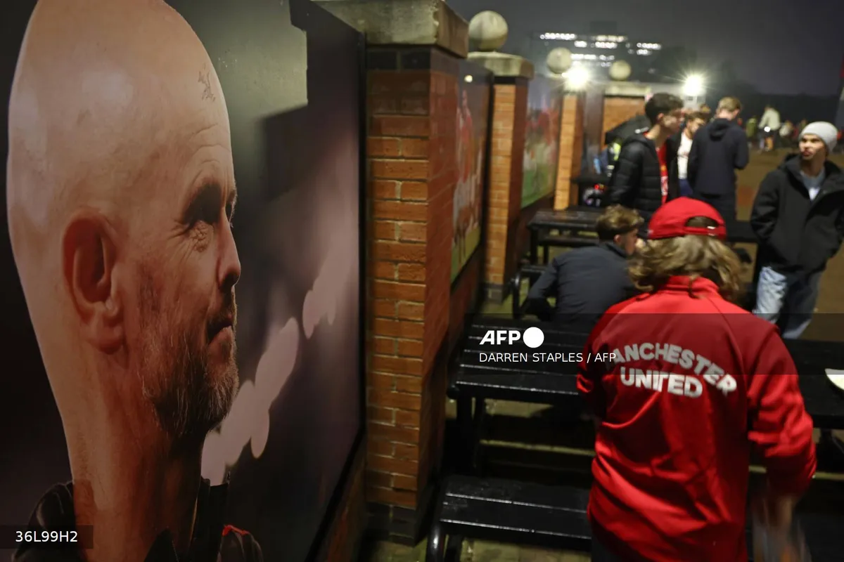 Erik ten Hag gửi lời ch&agrave;o tạm biệt tới c&aacute;c cổ động vi&ecirc;n Manchester United - Ảnh 2.