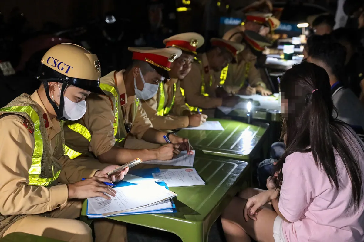 Hà Nội: Cảnh sát giao thông xuyên đêm xử lý thanh thiếu niên vi phạm  - Ảnh 3.