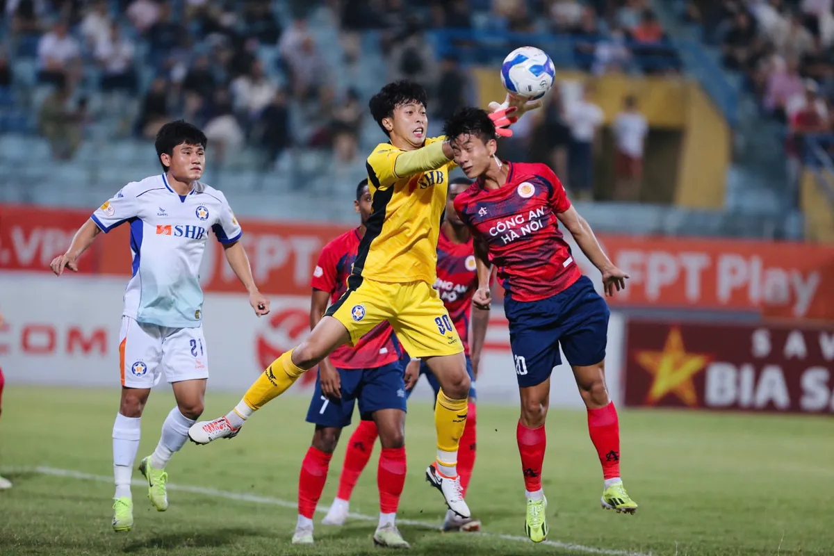 Vòng 6 V.League: CLB Công An Hà Nội vươn lên dẫn đầu BXH - Ảnh 1. Vòng 6 V.League: CLB Công An Hà Nội vươn lên dẫn đầu BXH - Ảnh 1.