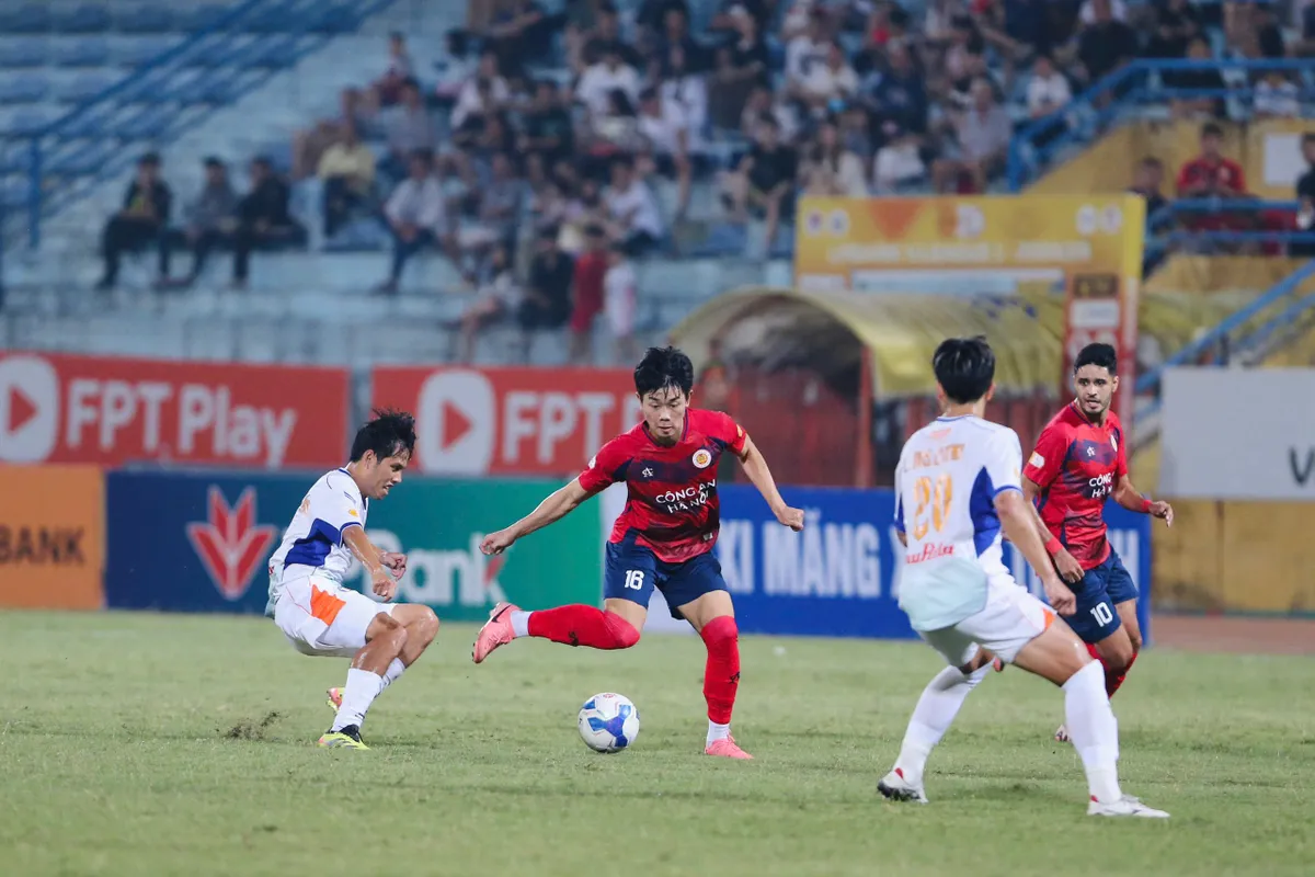Vòng 6 V.League: CLB Công An Hà Nội vươn lên dẫn đầu BXH - Ảnh 2. Vòng 6 V.League: CLB Công An Hà Nội vươn lên dẫn đầu BXH - Ảnh 2.
