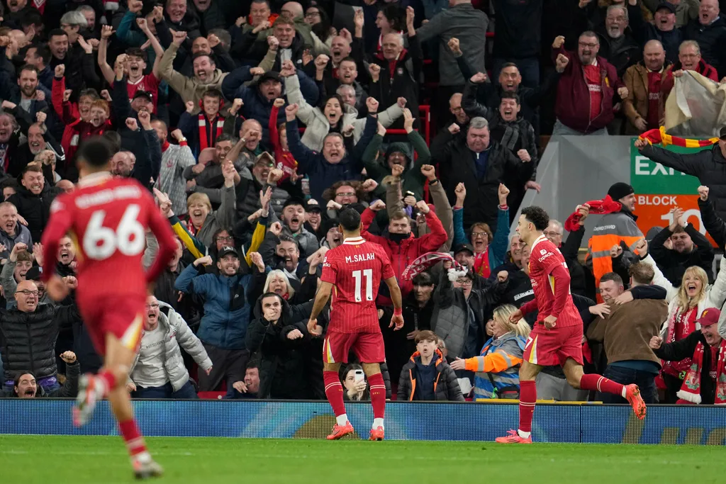Salah tỏa sáng, Liverpool giành ngôi đầu bảng - Ảnh 3.