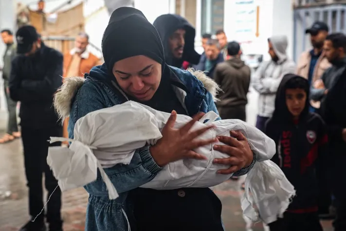 Hơn 50 trẻ em thiệt mạng trong các cuộc không kích của Israel ở Gaza trong 2 ngày - Ảnh 1.