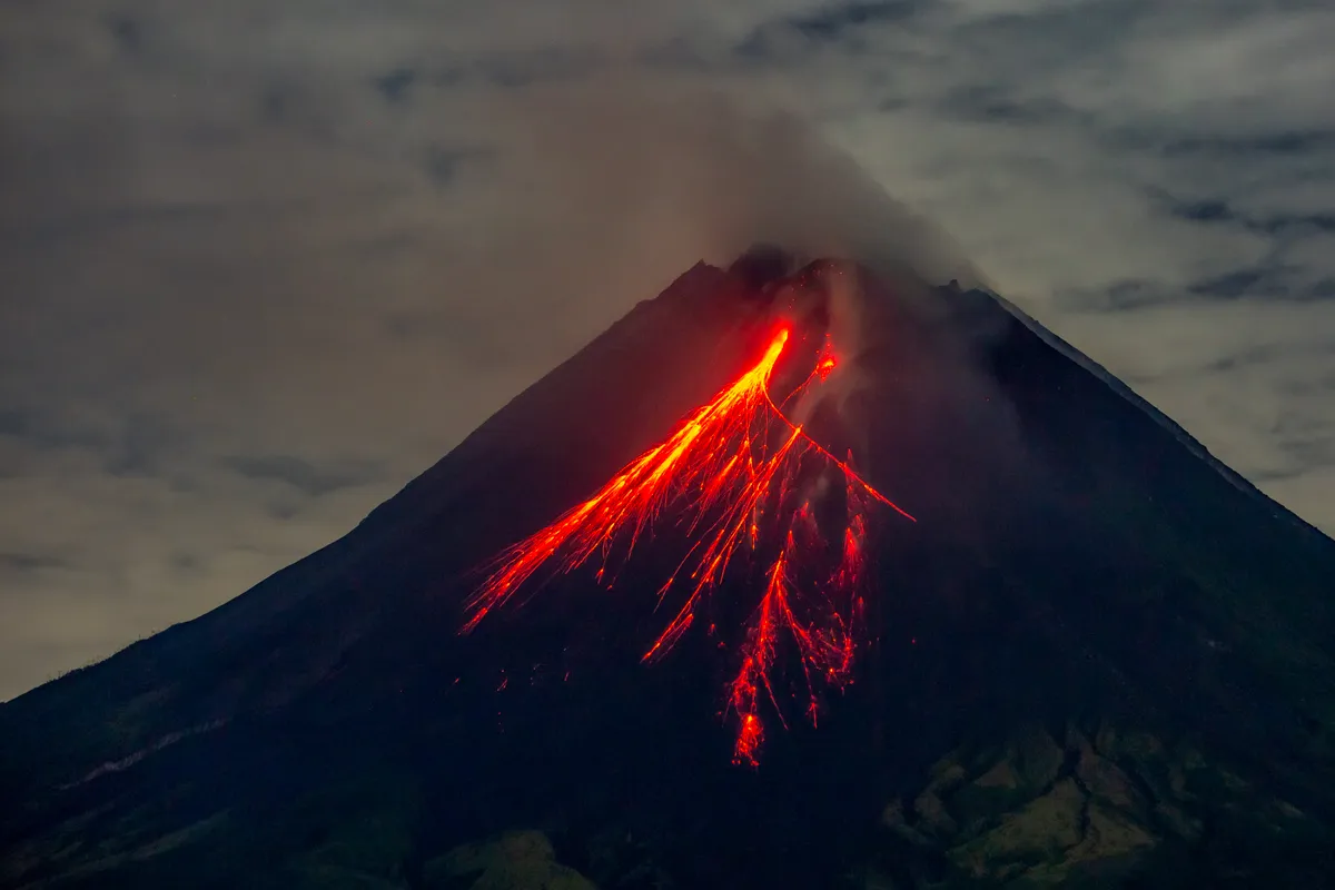 10 người thiệt mạng do núi lửa phun trào ở Indonesia - Ảnh 1.