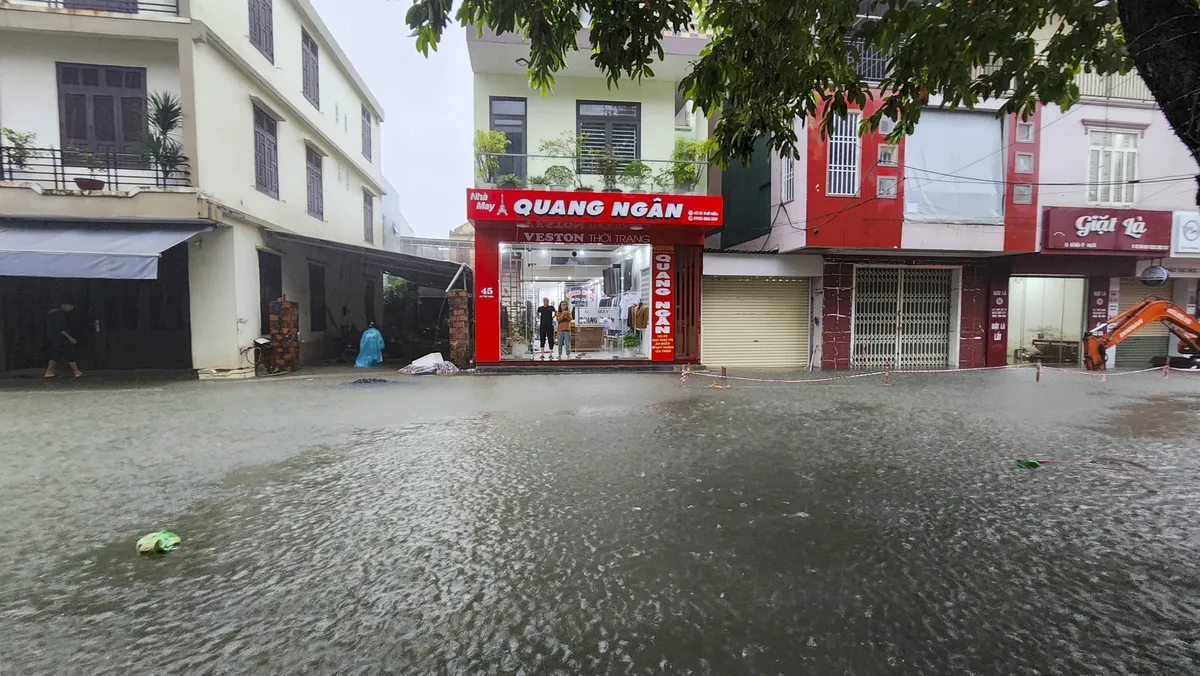 Quảng Trị: Mưa lớn trong thời gian ngắn gây ngập cục bộ ở thành phố Đông Hà - Ảnh 2.