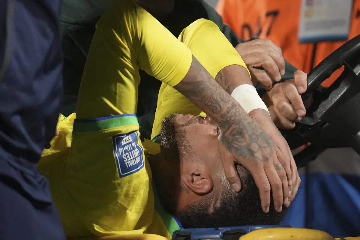 Neymar lại gặp chấn thương ngay khi vừa trở lại: Al Hilal lo lắng cho ng&ocirc;i sao triệu đ&ocirc;! - Ảnh 1.