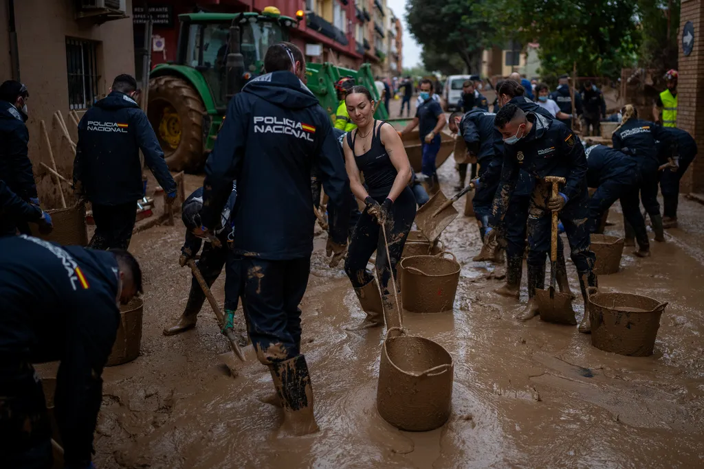 Tây Ban Nha triển khai tìm kiếm nạn nhân lũ lụt - Ảnh 2.