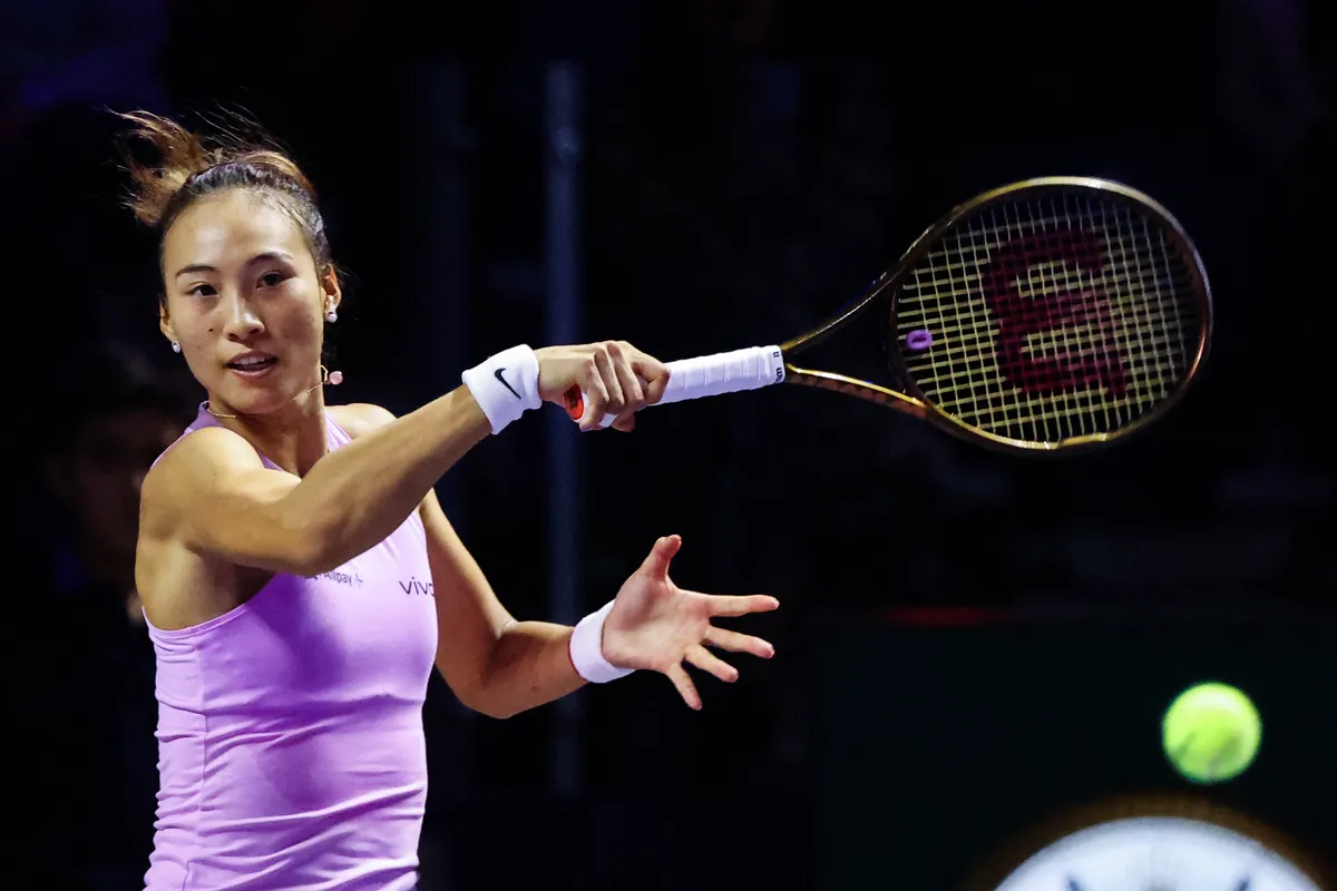 Zheng Qinwen lần đầu v&agrave;o b&aacute;n kết WTA Finals   - Ảnh 1.