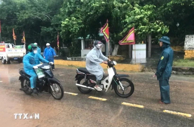 Các phương tiện giao thông được lưu thông trở lại trên bán đảo Sơn Trà - Ảnh 1.