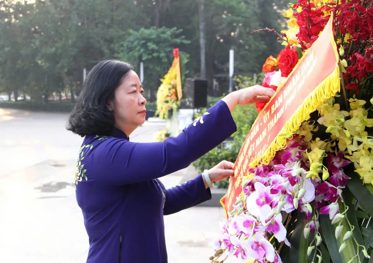 Lãnh đạo thành phố Hà Nội dâng hoa kỷ niệm 107 năm Cách mạng Tháng Mười Nga - Ảnh 1.