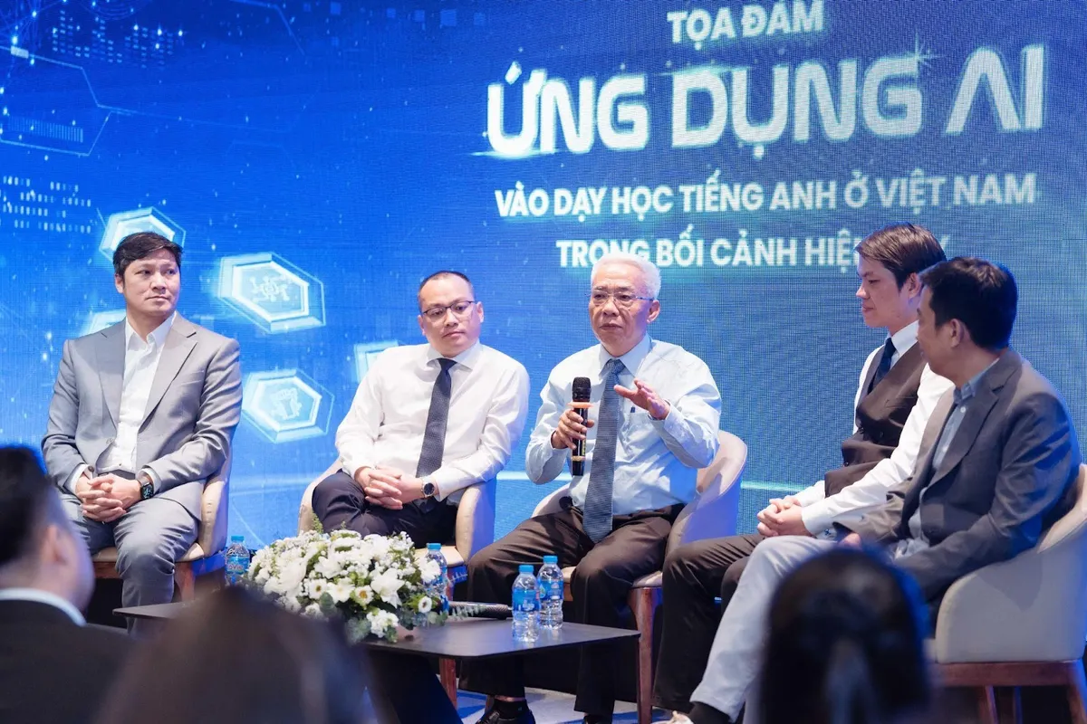 Học viên học bổng E-International được trải nghiệm mô hình đào tạo ứng dụng AI - Ảnh 1.