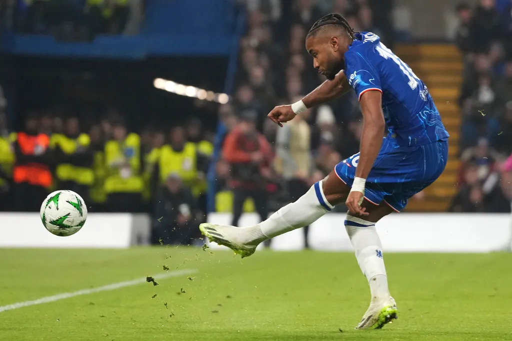 Chelsea v&ugrave;i dập đội b&oacute;ng v&ocirc; danh, x&ocirc; đổ h&agrave;ng loạt kỷ lục Conference League - Ảnh 1.