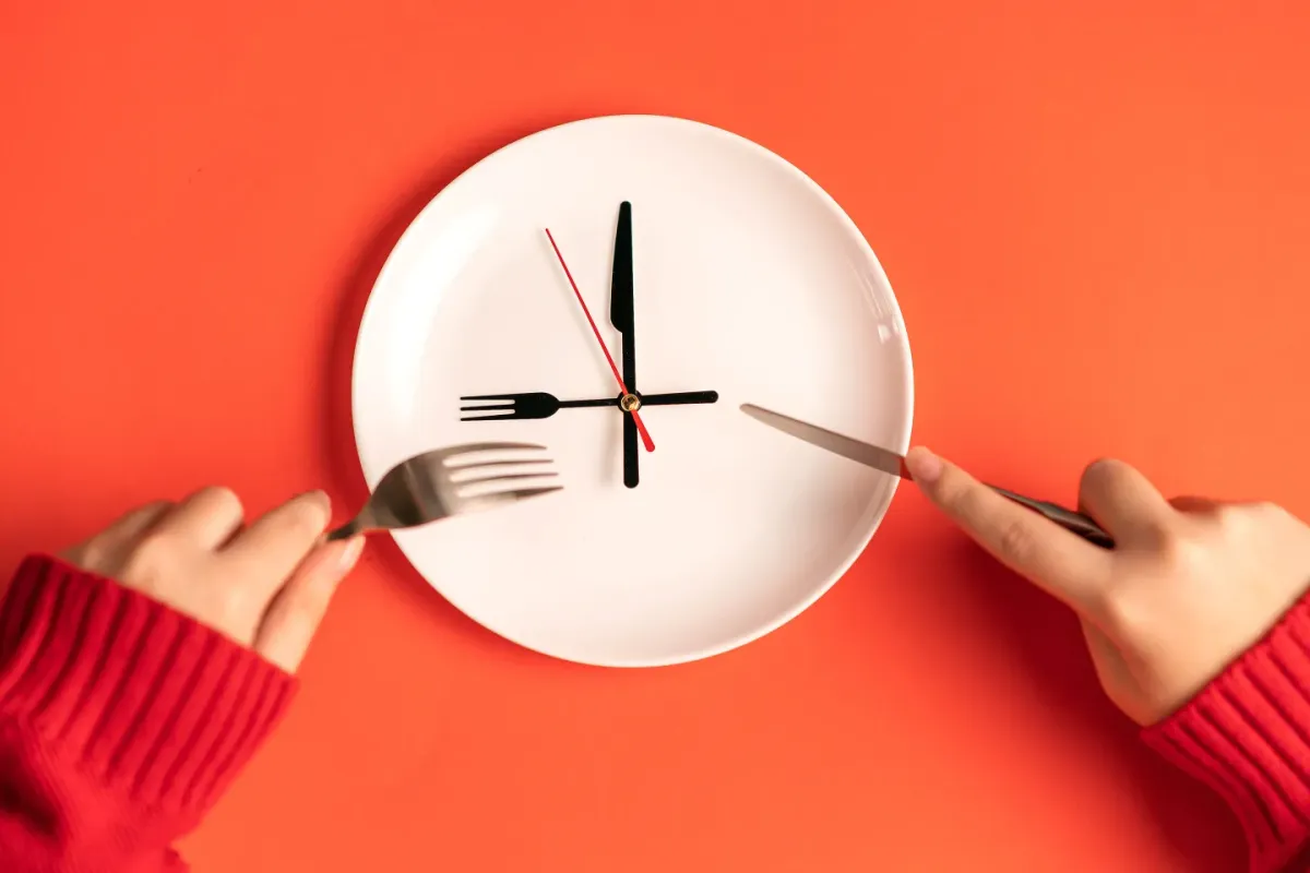 Chuyên gia gợi ý thời điểm ăn tối tốt nhất cho sức khỏe - Ảnh 1. Chuyên gia gợi ý thời điểm ăn tối tốt nhất cho sức khỏe - Ảnh 1.