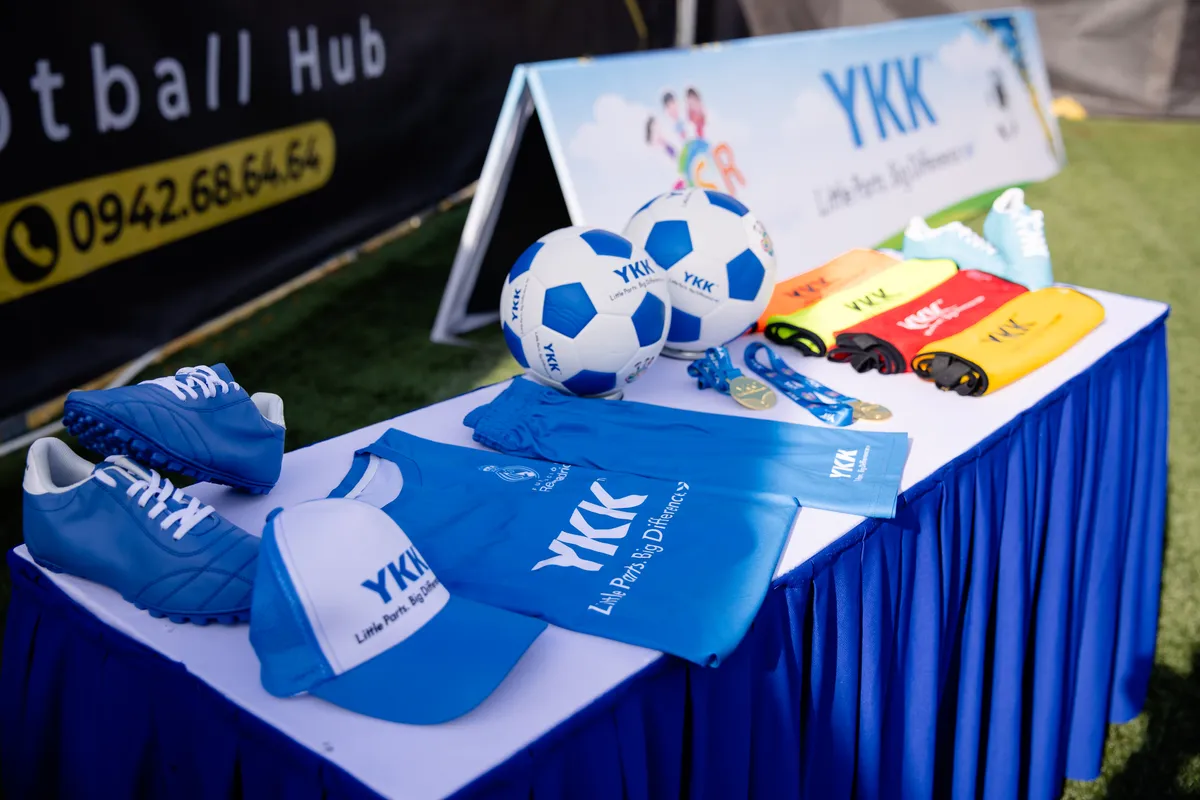 Mang cơ hội tập luyện c&ugrave;ng c&aacute;c HLV đến từ Real Madrid cho trẻ em mồ c&ocirc;i, ho&agrave;n cảnh kh&oacute; khăn - Ảnh 2.