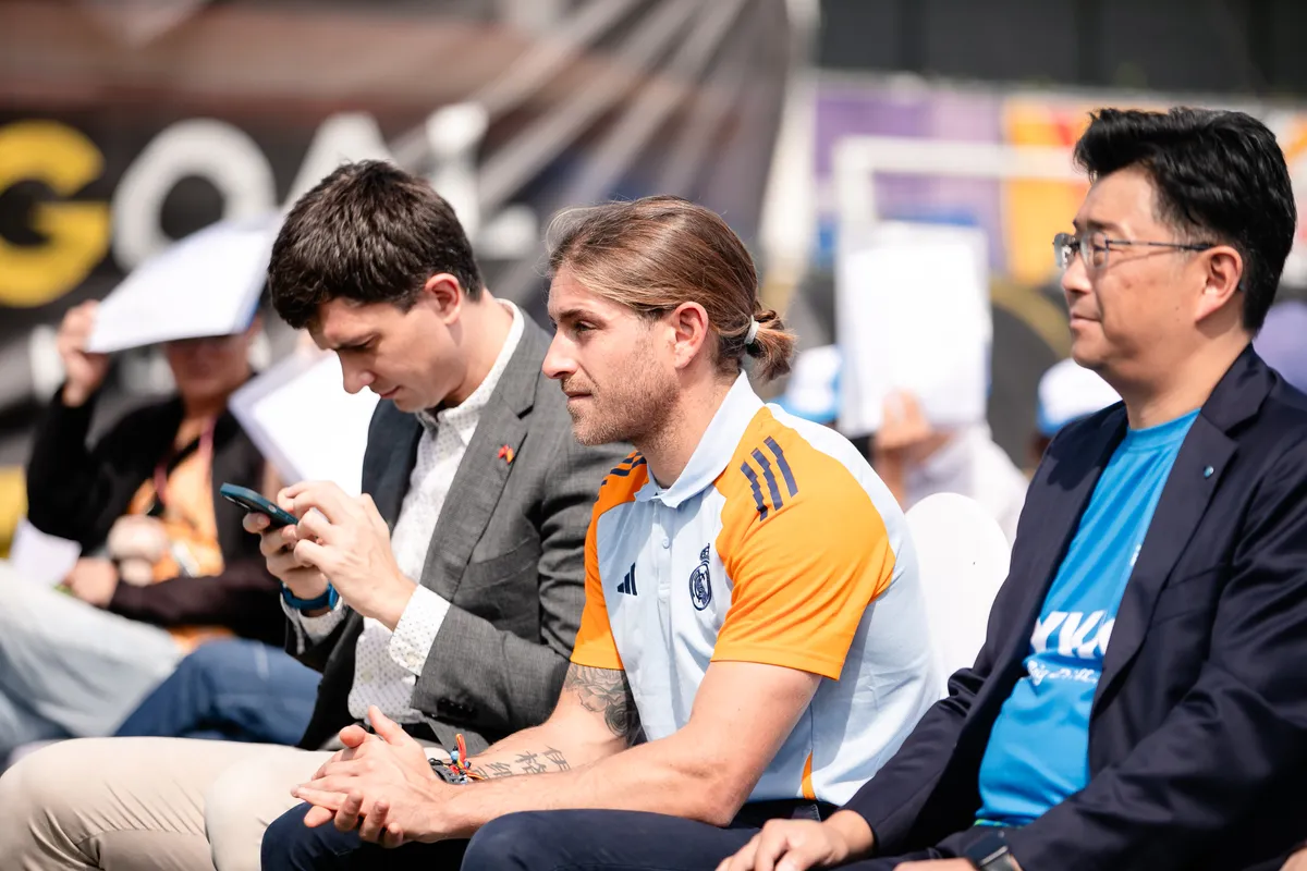 Mang cơ hội tập luyện c&ugrave;ng c&aacute;c HLV đến từ Real Madrid cho trẻ em mồ c&ocirc;i, ho&agrave;n cảnh kh&oacute; khăn - Ảnh 1.