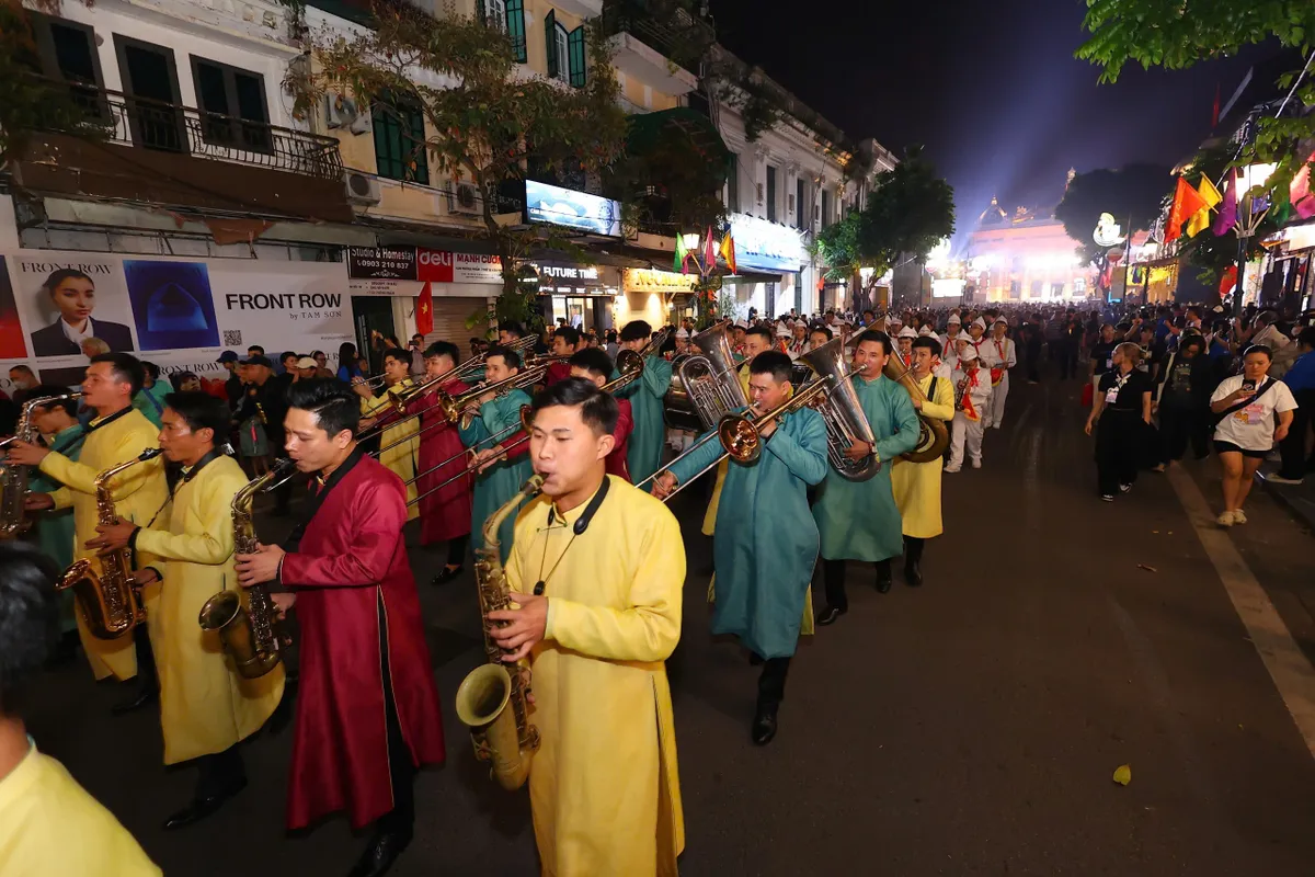 Mang những công trình kiến trúc nổi bật gắn liền với lịch sử Hà Nội đến gần với người dân - Ảnh 16.