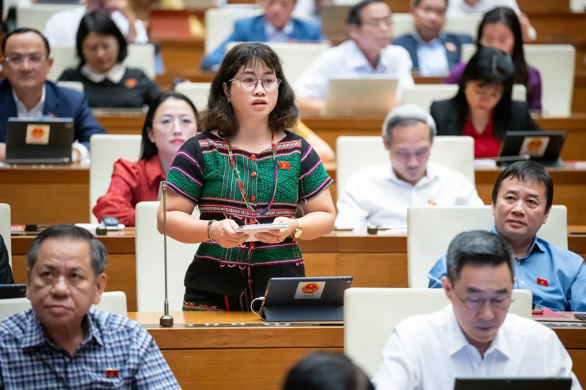 Bộ trưởng Bộ Y tế đề xuất cấm thuốc lá điện tử và thuốc lá nung nóng - Ảnh 1.