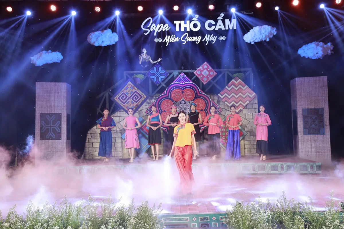 Lung linh sắc màu văn hoá tại Festival Thổ cẩm Lào Cai 2024 - Ảnh 3. Lung linh sắc màu văn hoá tại Festival Thổ cẩm Lào Cai 2024 - Ảnh 3.