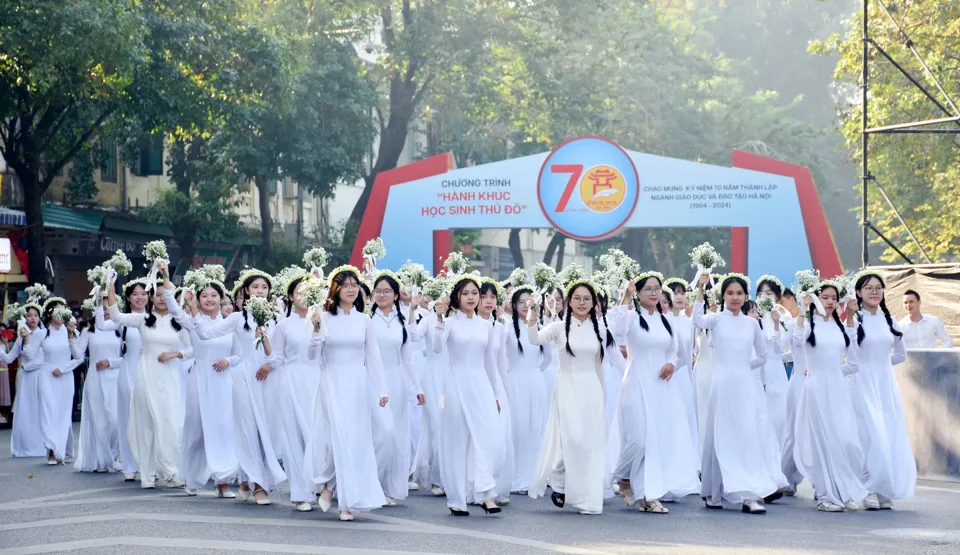 Hành khúc học sinh Thủ đô: Mãn nhãn, sôi động và tự hào - Ảnh 6. Hành khúc học sinh Thủ đô: Mãn nhãn, sôi động và tự hào - Ảnh 6.
