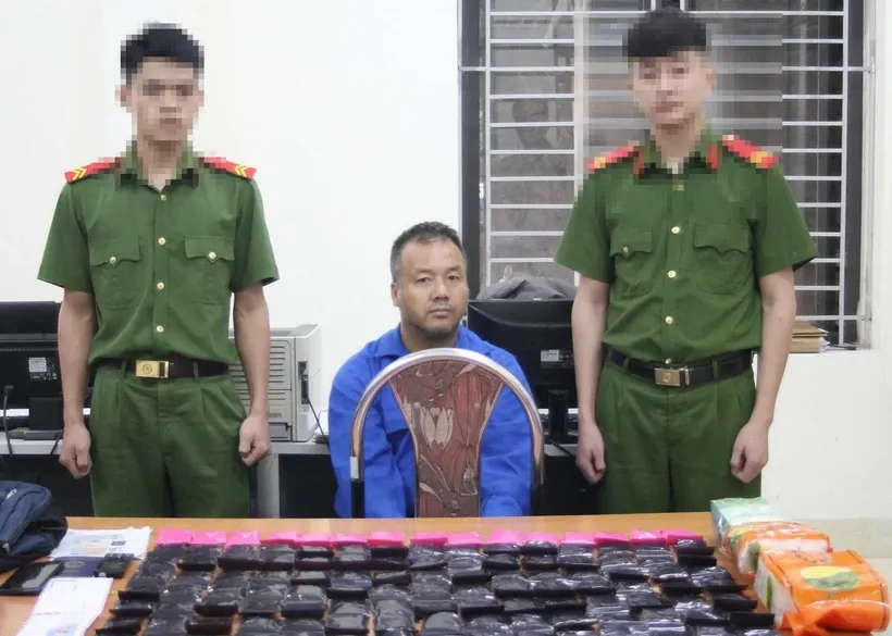 Bắt đối tượng vận chuyển gần 6 kg ma túy  - Ảnh 1.