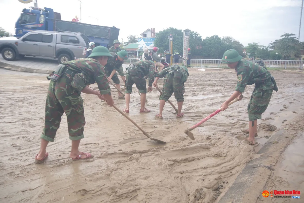 Quân khu 4 tổng lực giúp dân vượt qua bão lũ - Ảnh 1.