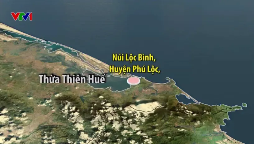 Đường độc đạo ở Thừa Thiên Huế nguy cơ bị sạt lở xuống biển - Ảnh 1.