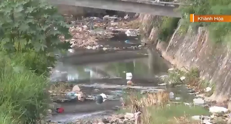Nước thải từ bãi rác cũ gây ô nhiễm môi trường - Ảnh 1. Nước thải từ bãi rác cũ gây ô nhiễm môi trường - Ảnh 1.