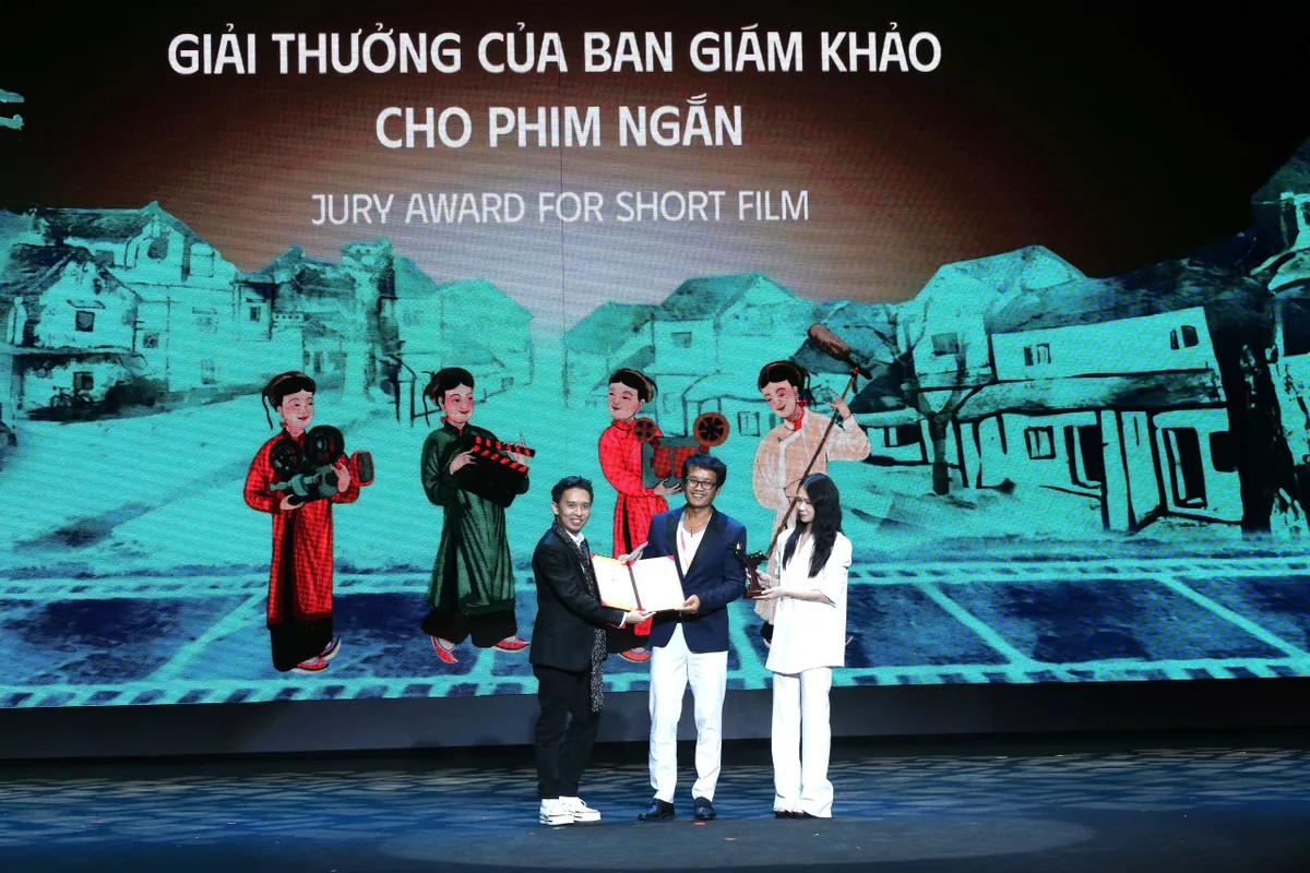 Những khoảnh khắc ấn tượng trong lễ bế mạc LHP Quốc tế Hà Nội 2024 - Ảnh 6.