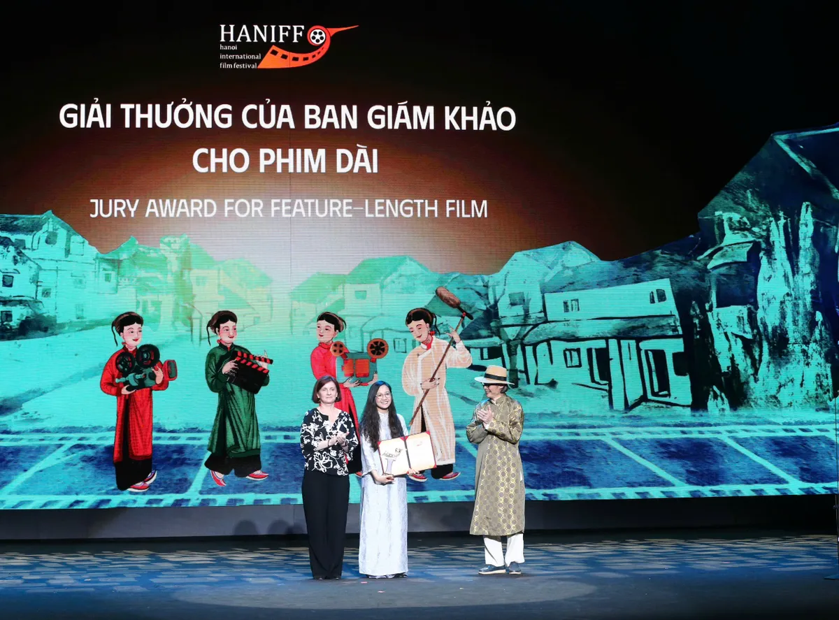 Những khoảnh khắc ấn tượng trong lễ bế mạc LHP Quốc tế Hà Nội 2024 - Ảnh 10.
