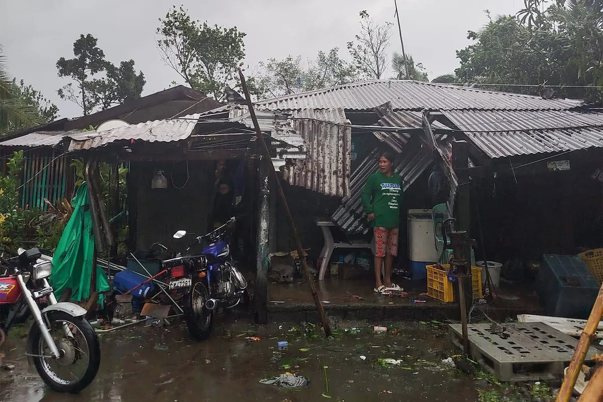 Bão Toraji đổ bộ vào Philippines, hàng nghìn người phải sơ tán - Ảnh 2.