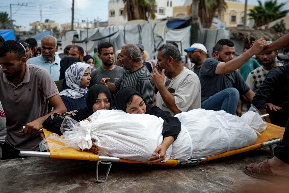 Xe tăng tiến vào trung tâm Gaza, hỏa lực của Israel khiến 11 người tử vong - Ảnh 1.