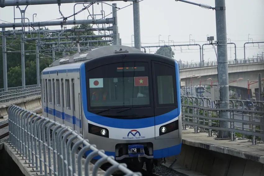 Metro số 1 vận hành thử nghiệm 100% công suất - Ảnh 1.